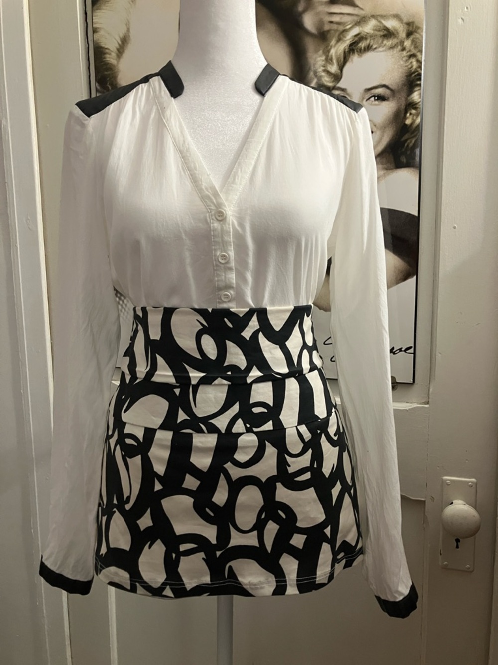 Club Monaco Black & White Abstract Mini Skirt - Picture 3 of 8